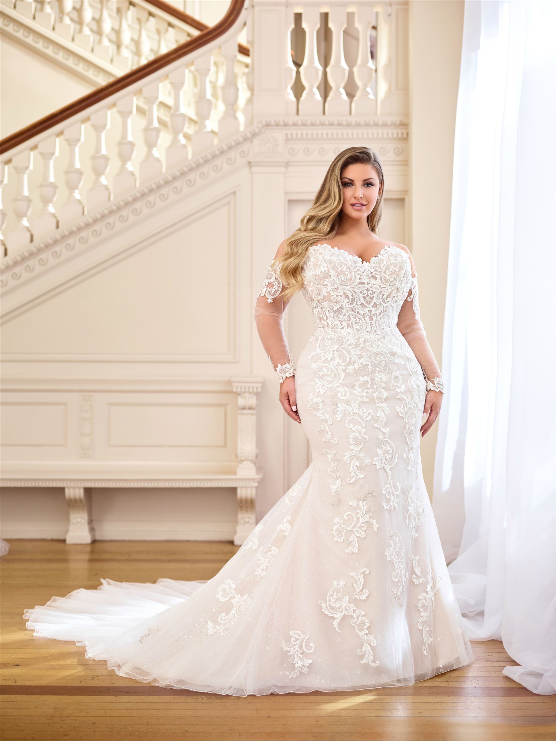 Plus size bride wearing long sleeve mermaid wedding dress