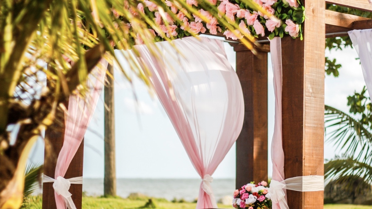 The Dos and Don'ts of Throwing a Beach Wedding Desktop Image