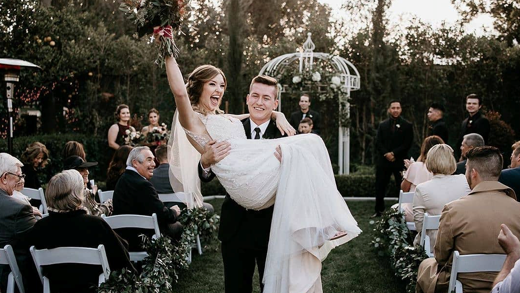 8 Ways to Create the Backyard Wedding of Your Dreams Desktop Image