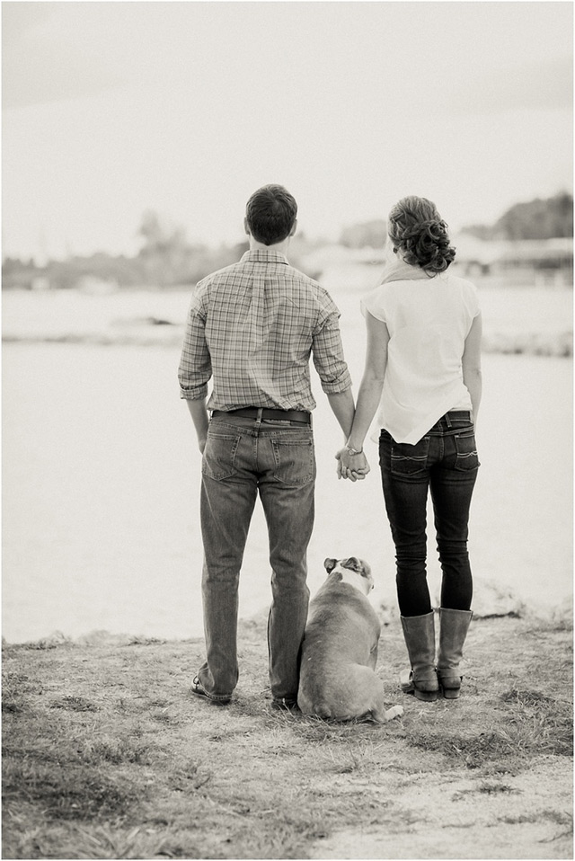 21 Oh So Adorable Engagement Photos with Dogs ~ we ♥ this! moncheribridals.com