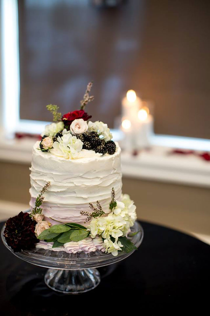 17 Of The Most Festive Winter Wedding Cakes Ever