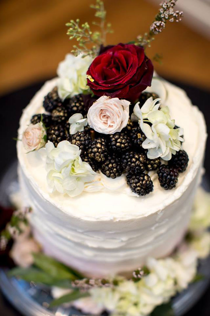 17 Of The Most Festive Winter Wedding Cakes Ever