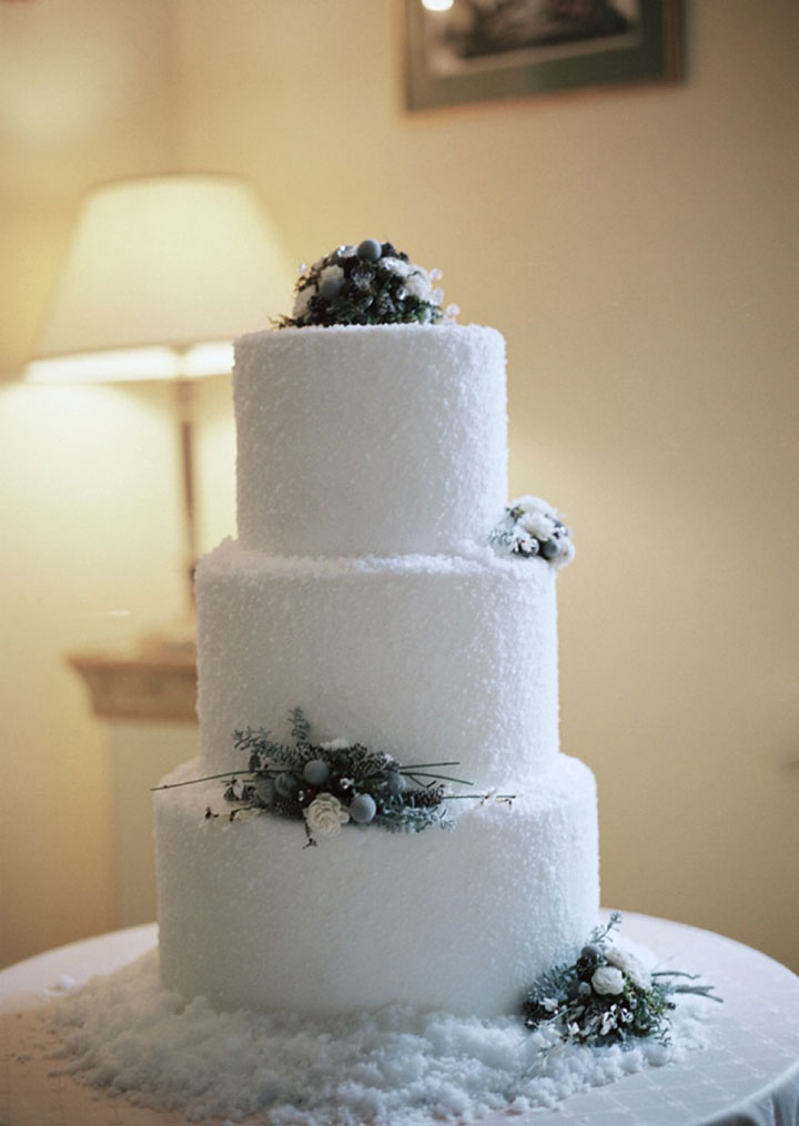 17 Of The Most Festive Winter Wedding Cakes Ever