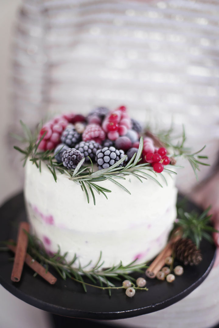17 Of The Most Festive Winter Wedding Cakes Ever