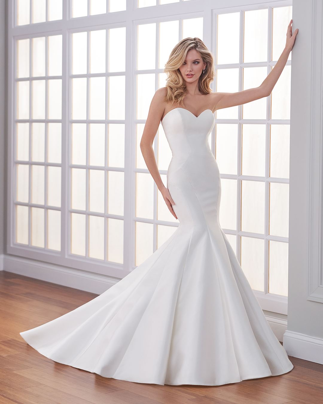 Bride wearing strapless mermaid wedding dress