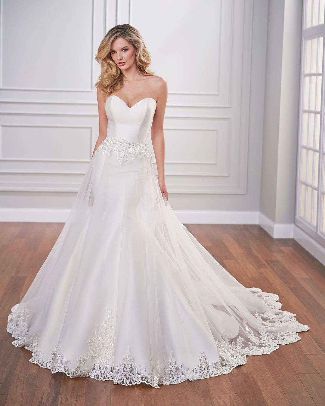 Bride wearing strapless mermaid wedding dress
