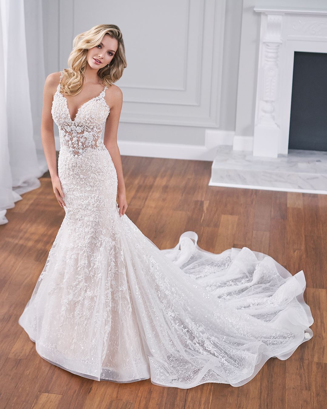 Bride wearing mermaid wedding dress