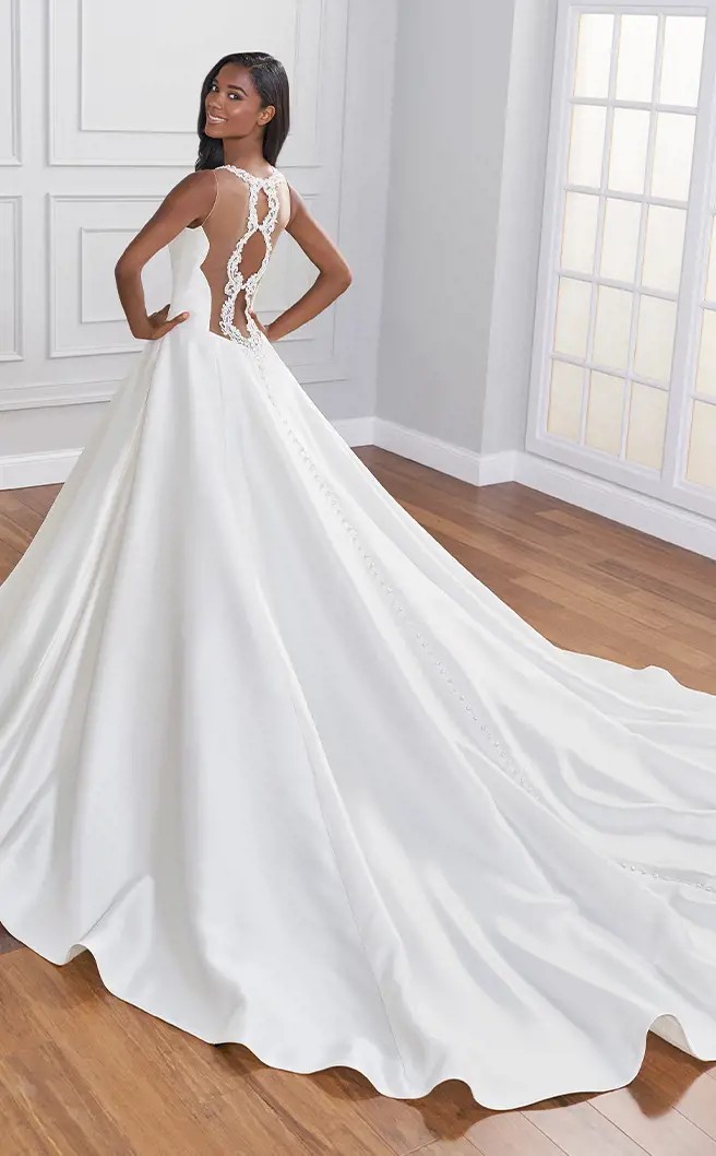 Ball gown wedding dress