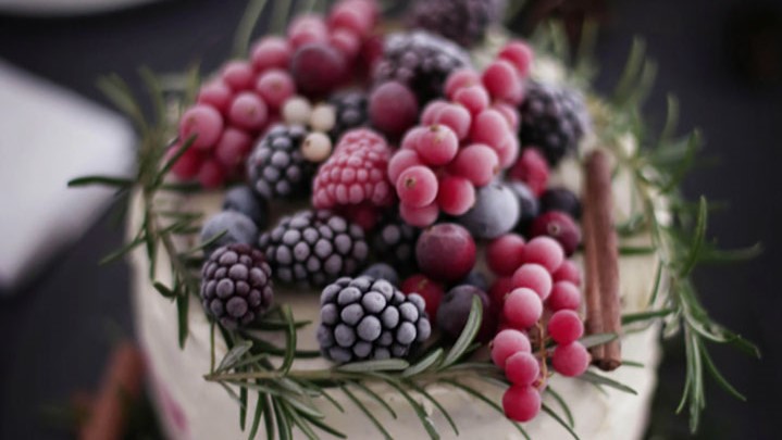17 Of The Most Festive Winter Wedding Cakes Ever Desktop Image