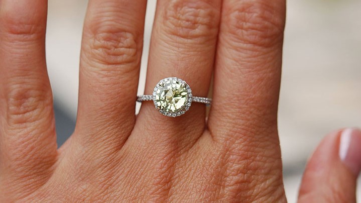 Jaw-Dropping Sapphire Engagement Rings For The Modern Bride Desktop Image