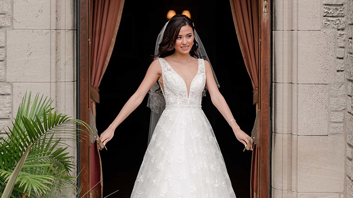 Most Beautiful Bride Wears Martin Thornburg "Jin" Part One Desktop Image
