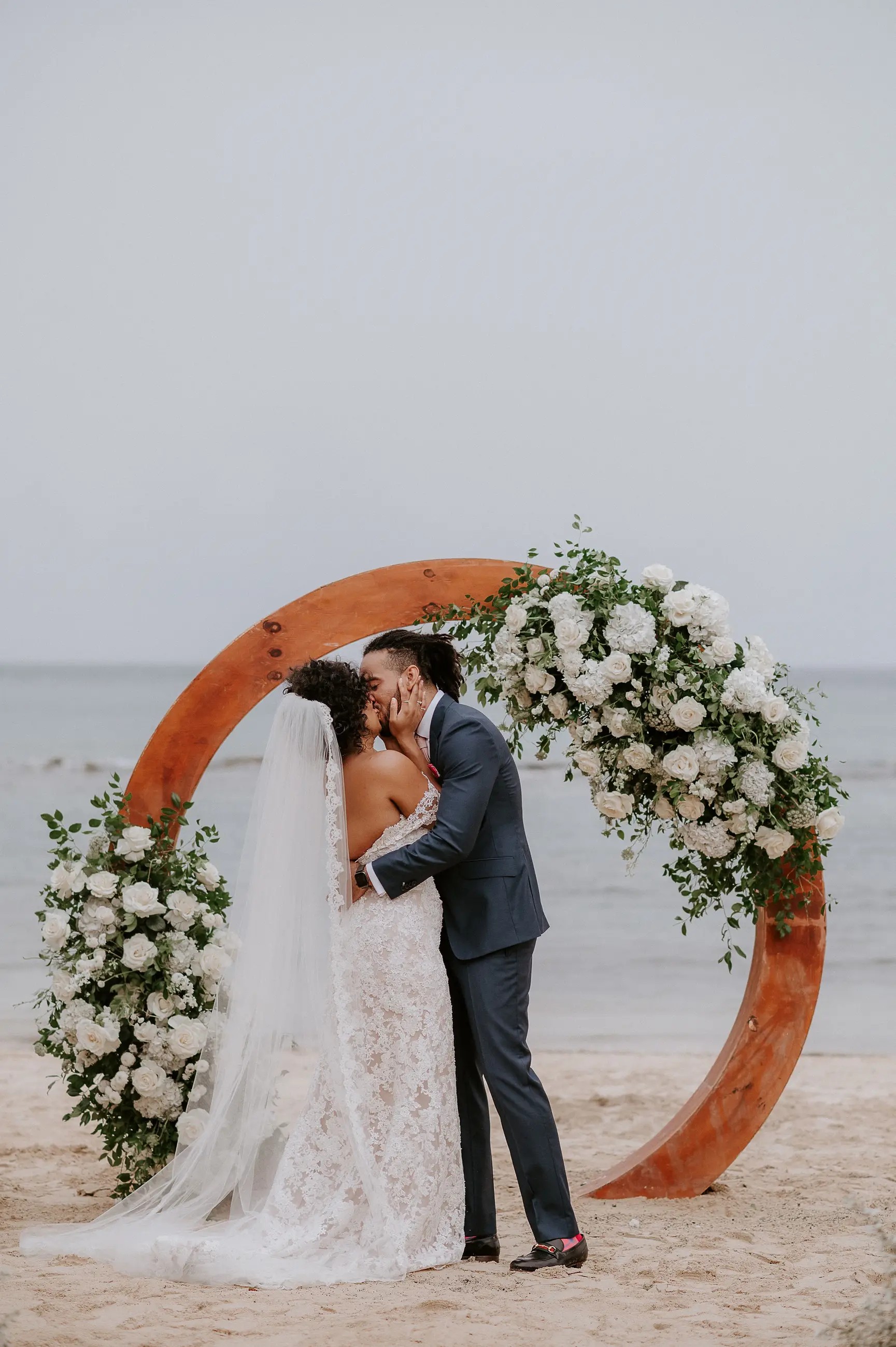 bride and groom kissing in DR