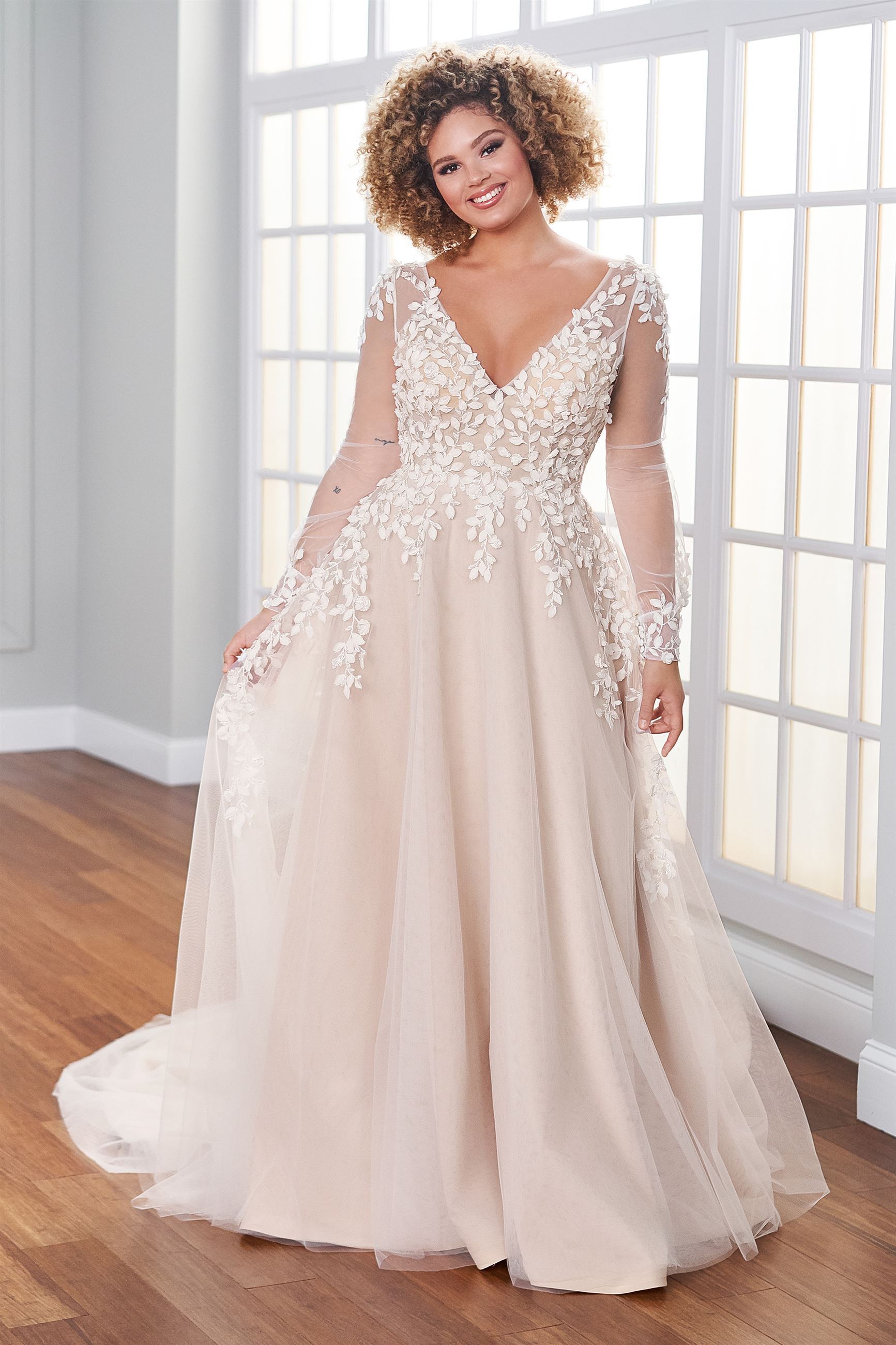 ROBE de FLEURS DE3444 black×ivory /M Blaye: Long Sleeve Ivory V-Neck A-Line Wedding Dress with 3D
