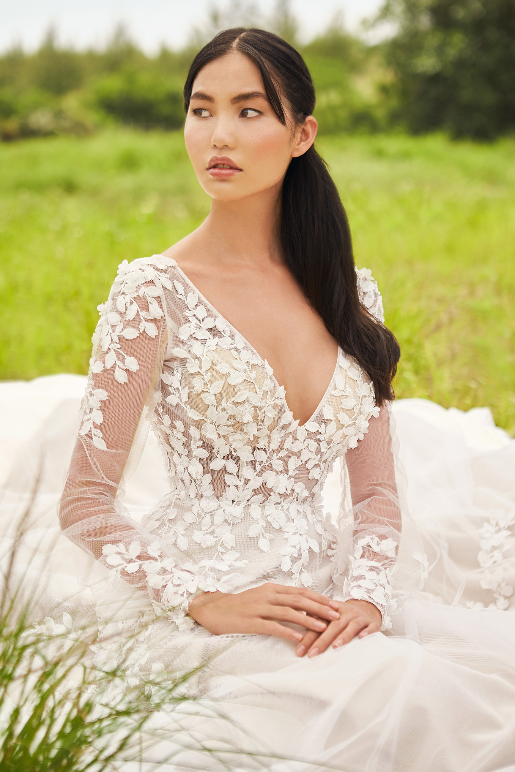 ROBE de FLEURS DE3444 black×ivory /M Blaye: Long Sleeve Ivory V-Neck A-Line Wedding Dress with 3D