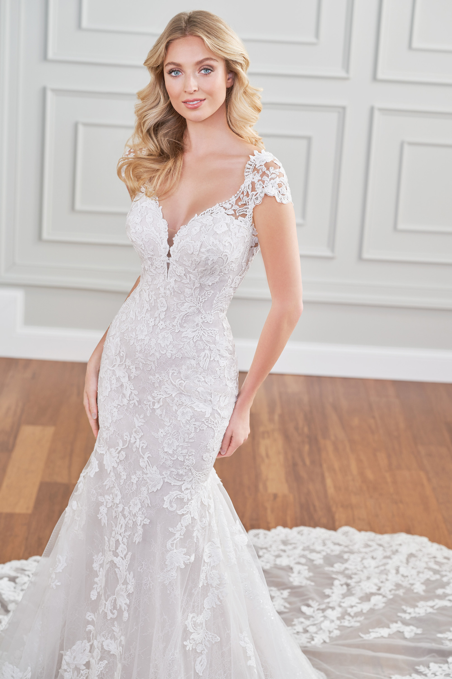 [ILLIGO] LACE SHIRRING FLARED DRESS /追跡付 66133: Off The Shoulder Illusion Bodice Gown with Beaded